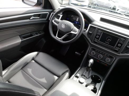 Certified 2023 Volkswagen Atlas SE image 9