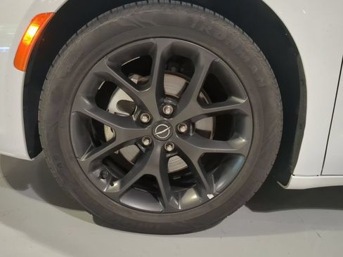 Used 2025 Chrysler Pacifica Limited FWD image 6
