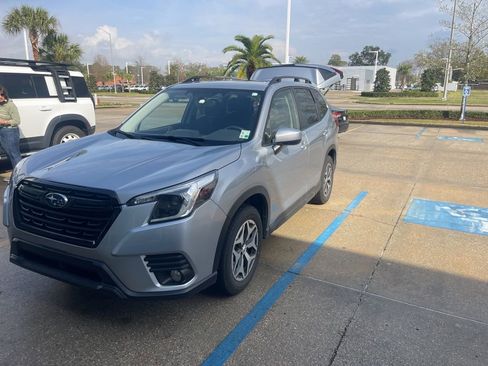 Used 2023 Subaru Forester Premium image 1