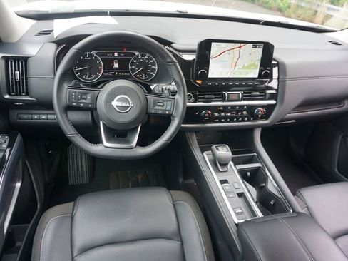Used 2024 Nissan Pathfinder SL FWD image 6