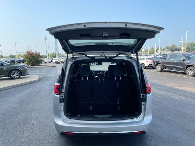 Used 2026 Chrysler Pacifica Limited FWD image 18