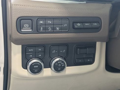 Used 2022 GMC Yukon XL Denali w/ Denali Ultimate Package AWD/4WD image 12