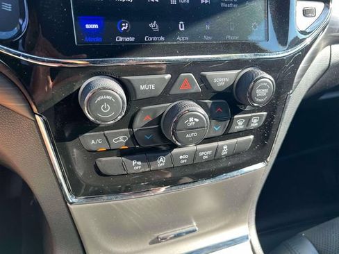 Used 2021 Jeep Grand Cherokee Laredo X AWD/4WD image 14