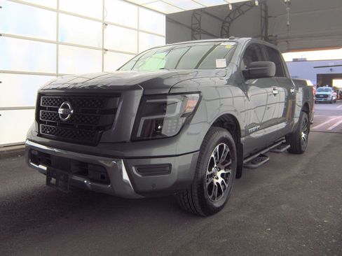 Used 2021 Nissan Titan SV w/ SV Convenience Package RWD image 3