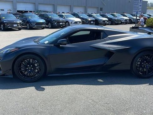Used 2025 Chevrolet Corvette Z06 w/ Z07 Performance Package RWD image 4