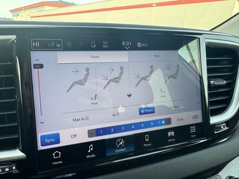 Used 2024 Chrysler Pacifica Touring-L image 18