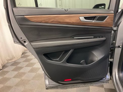 Used 2025 Volkswagen Atlas SE AWD/4WD image 32