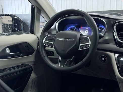 Used 2023 Chrysler Pacifica Touring-L FWD image 29