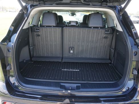 Used 2021 Toyota Highlander XLE image 21