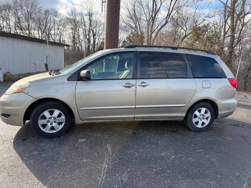 Used 2010 Toyota Sienna LE image 2