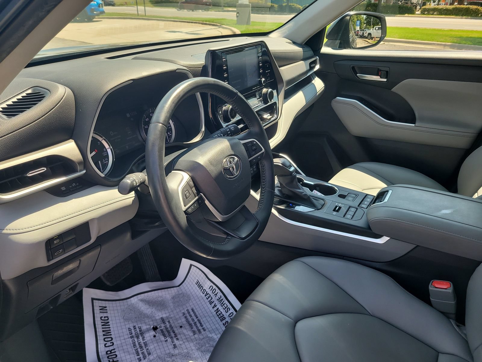 Used 2022 Toyota Highlander XLE AWD/4WD image 10