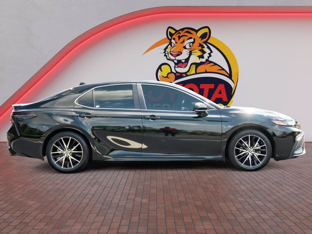 Used 2024 Toyota Camry SE FWD image 4