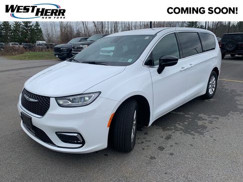 Used 2025 Chrysler Pacifica Select image 4