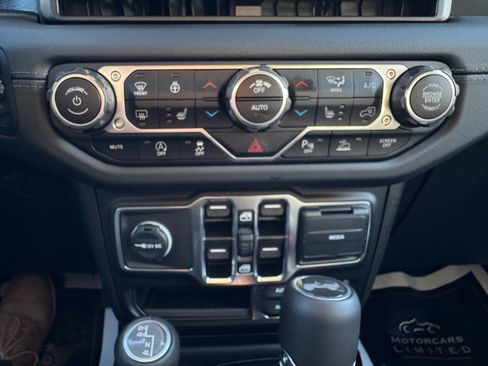 Used 2024 Jeep Wrangler Unlimited Sahara w/ Technology Group AWD/4WD image 37