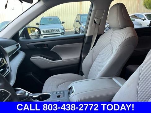 Used 2024 Toyota Highlander LE FWD image 10