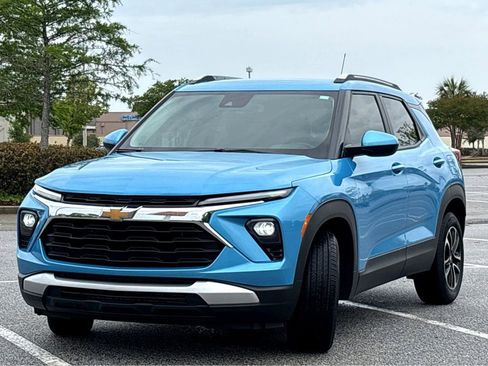 Used 2025 Chevrolet TrailBlazer LT w/ Convenience Package FWD image 3
