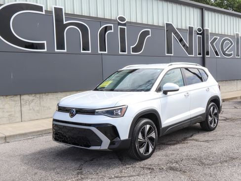 Used 2025 Volkswagen Taos SE AWD/4WD image 1