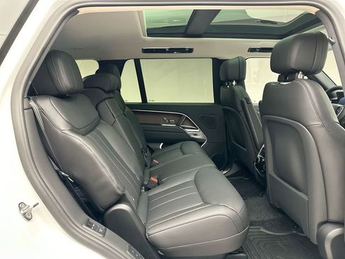 Used 2025 Land Rover Range Rover Long Wheelbase SE image 4