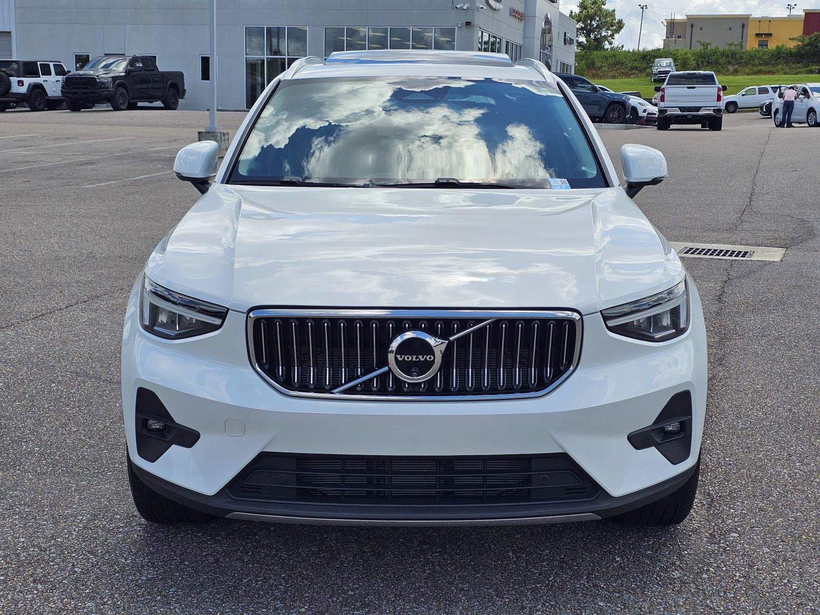 Used 2024 Volvo XC40 B5 Plus AWD/4WD image 2