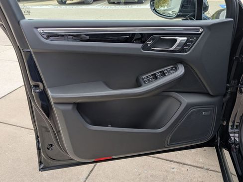 Certified 2025 Porsche Macan image 13