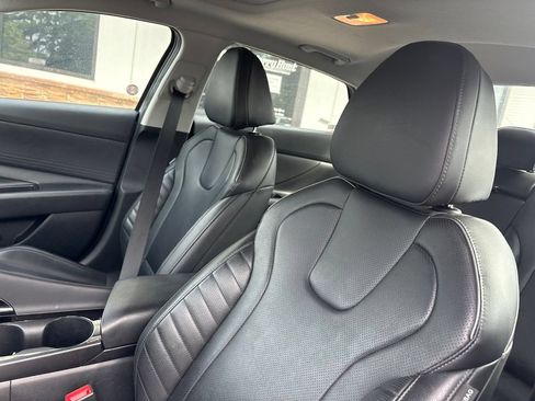 Used 2025 Hyundai Elantra Limited FWD image 3