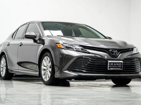 Used 2020 Toyota Camry LE FWD image 4