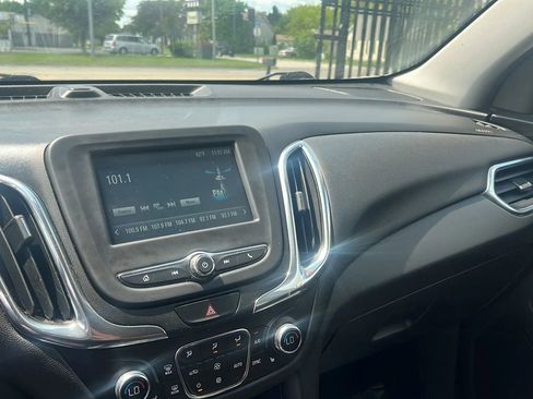 Used 2018 Chevrolet Equinox LT image 17