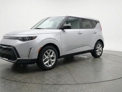 Used 2025 Kia Soul LX w/ LX Technology Package FWD image 3