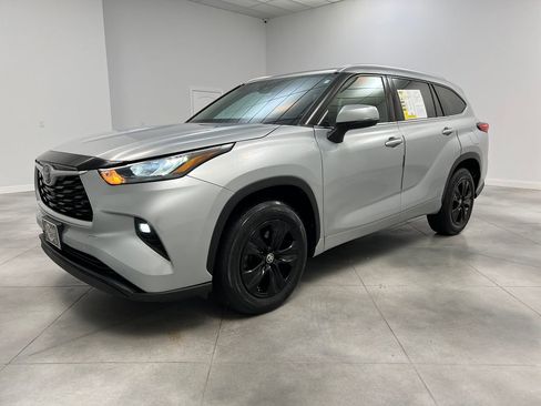 Used 2020 Toyota Highlander XLE image 3