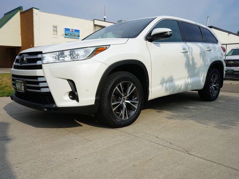 Used 2018 Toyota Highlander LE AWD/4WD image 3