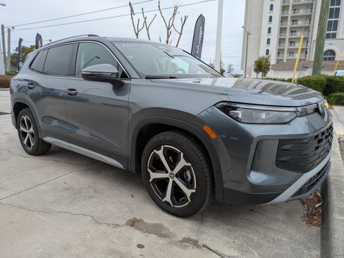 Used 2025 Volkswagen Tiguan SE image 2