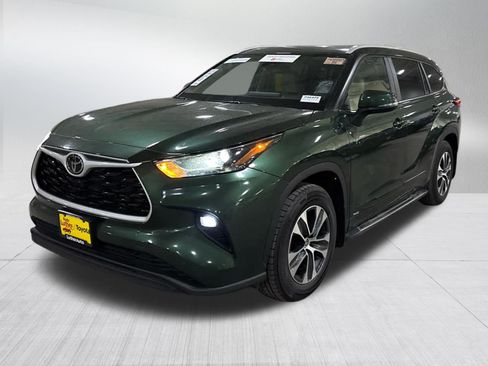 Used 2025 Toyota Highlander XLE AWD/4WD image 3