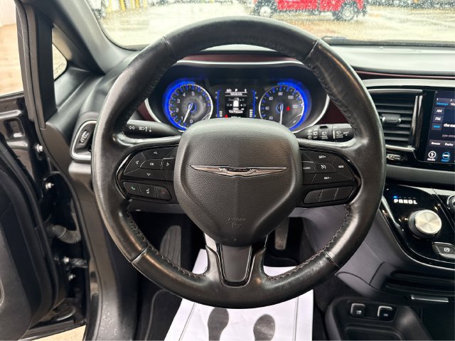 Used 2019 Chrysler Pacifica Touring-L FWD image 17