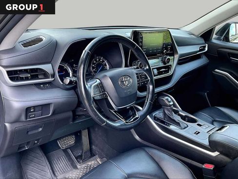 Used 2020 Toyota Highlander XLE AWD/4WD image 18