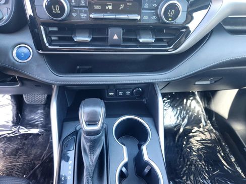 Used 2021 Toyota Highlander LE FWD image 26