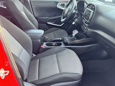 Used 2022 Kia Soul LX image 13