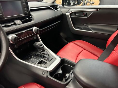 Used 2021 Toyota RAV4 LE image 11