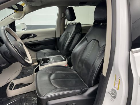 Used 2020 Chrysler Pacifica Limited w/ 8-pass Seating Package image 39
