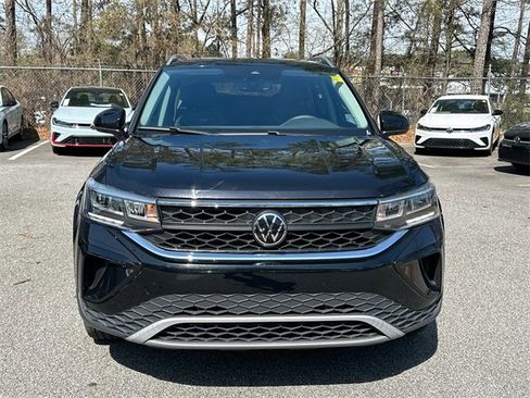 Used 2023 Volkswagen Taos SE w/ Panoramic Sunroof Package image 2