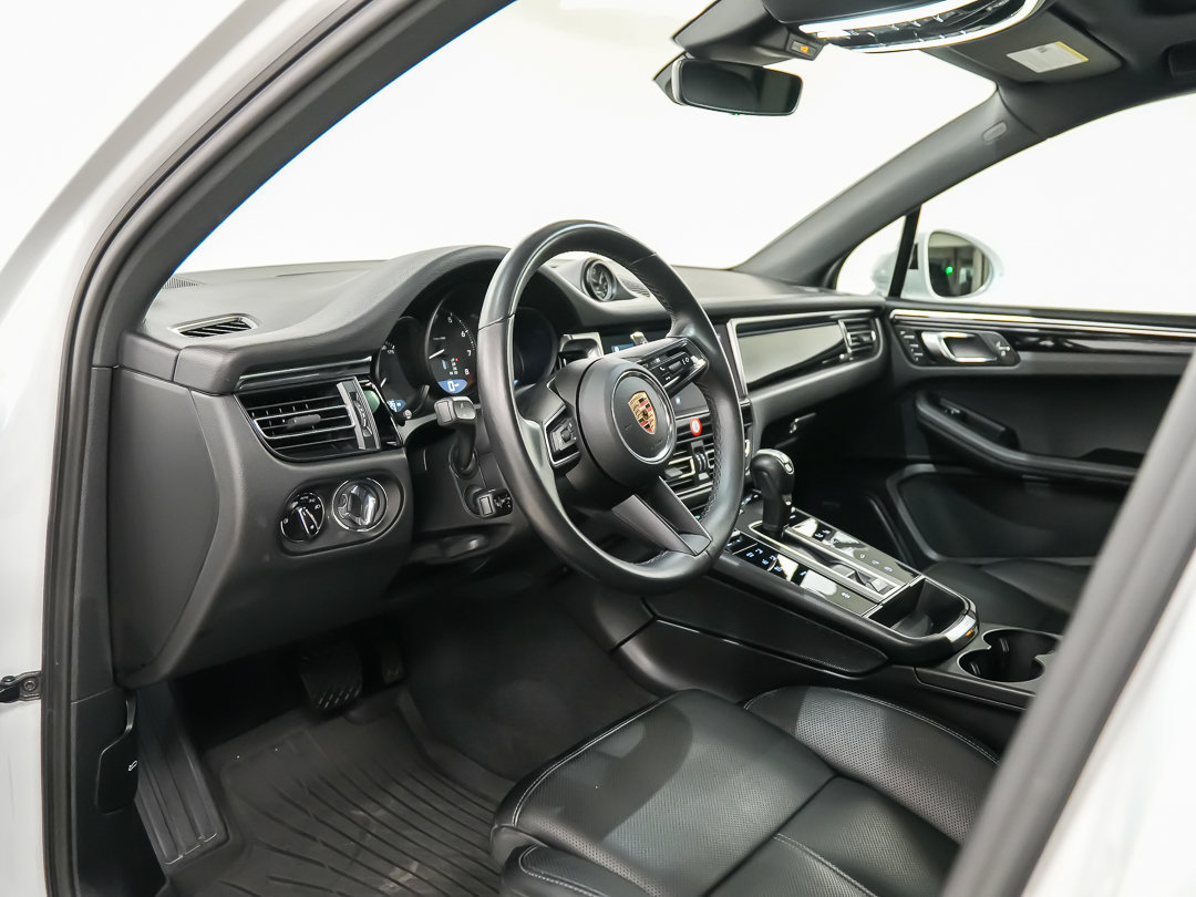Certified 2024 Porsche Macan AWD/4WD image 4