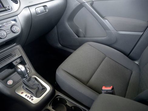 Used 2017 Volkswagen Tiguan S image 27