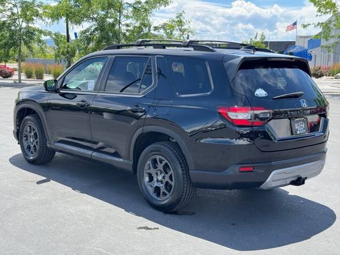 Used 2025 Honda Pilot TrailSport image 5