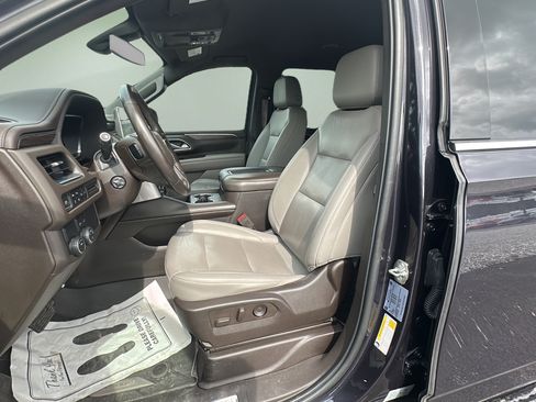 Used 2022 Chevrolet Suburban LT w/ Luxury Package RWD image 17