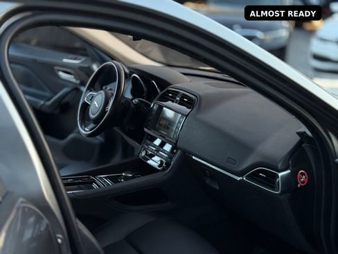 Used 2018 Jaguar F-PACE Premium image 31