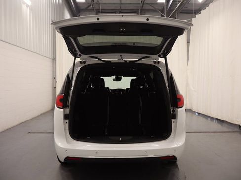 Used 2025 Chrysler Pacifica Select FWD image 19