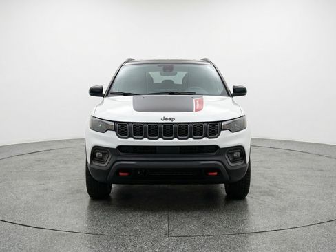 Used 2025 Jeep Compass Trailhawk AWD/4WD image 2