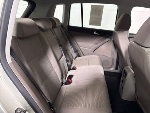 Used 2010 Volkswagen Tiguan SE AWD/4WD image 16