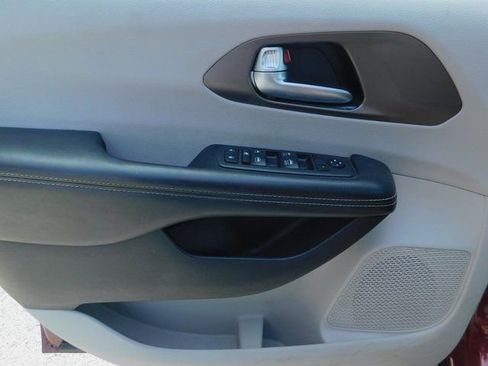 Certified 2020 Chrysler Voyager Lxi FWD image 10