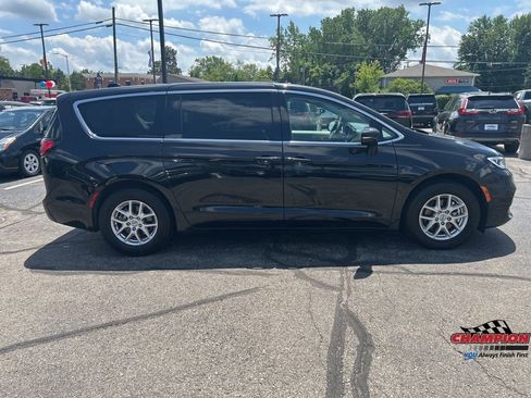Used 2024 Chrysler Pacifica Touring-L FWD image 7