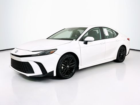 Used 2025 Toyota Camry SE FWD image 3